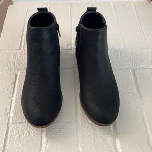 Girl’s black booties, size 3, pebbled black